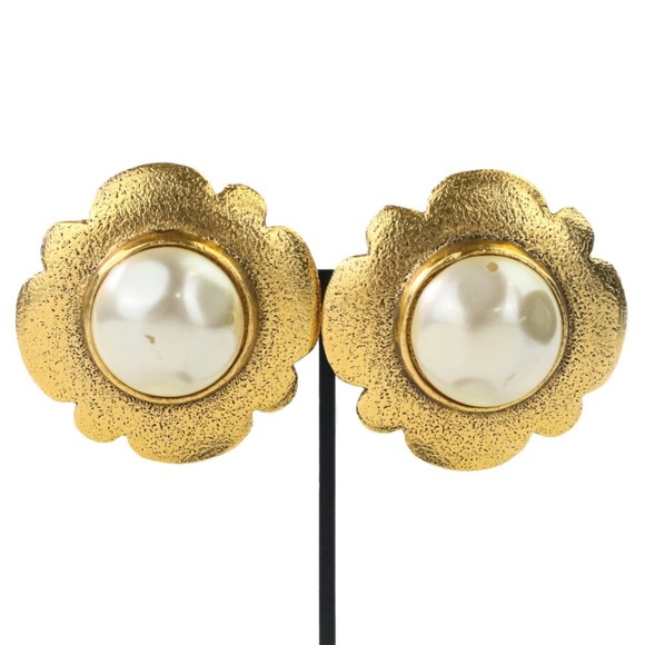 CHANEL Vintage Gold Pearl Earrings